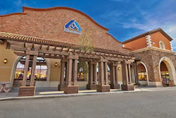Albertsons Companies joins more than 80 brands using the IBM Food Trust blockchain-based food traceability solution. In an initial pilot, Albertsons Companies will trace romaine lettuce from the supplier to the store for greater supply chain efficiency and more targeted recalls. (Photo Credit: Albertsons Companies)