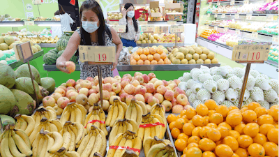 China has blocked imports of citrus and fish from Taiwan in retaliation for a visit to the self-ruled island by a top American lawmaker but avoided sanctions on Taiwanese processor chips for Chinese assemblers of smartphones and other electronics, a step that would send shockwaves through the global economy.