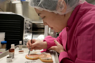 Jasmine Cho works on a cookie portrait of Filipina mambabatok tattoo artist Apo Whang-Od, Pittsburgh, May 3, 2023.