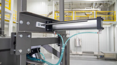 By combining hygienic bag clamps with the tensioning action of spring-loaded bag support arms, liner distension into downstream equipment can be prevented.