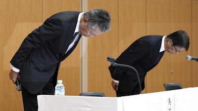 Suntory Holdings President Nobuhiro Torii, left, and Vice President Kenji Yamada, right, bow during a press conference regarding the resignation of Takeshi Niinami, Tokyo, Sept. 2, 2025.