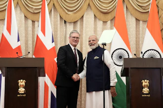 Britain's Prime Minister Keir Starmer, left, and India's Prime Minister Narendra Modi shake hands after delivering a statement to the press at Raj Bhavan in Mumbai, India Thursday, Oct. 9, 2025.