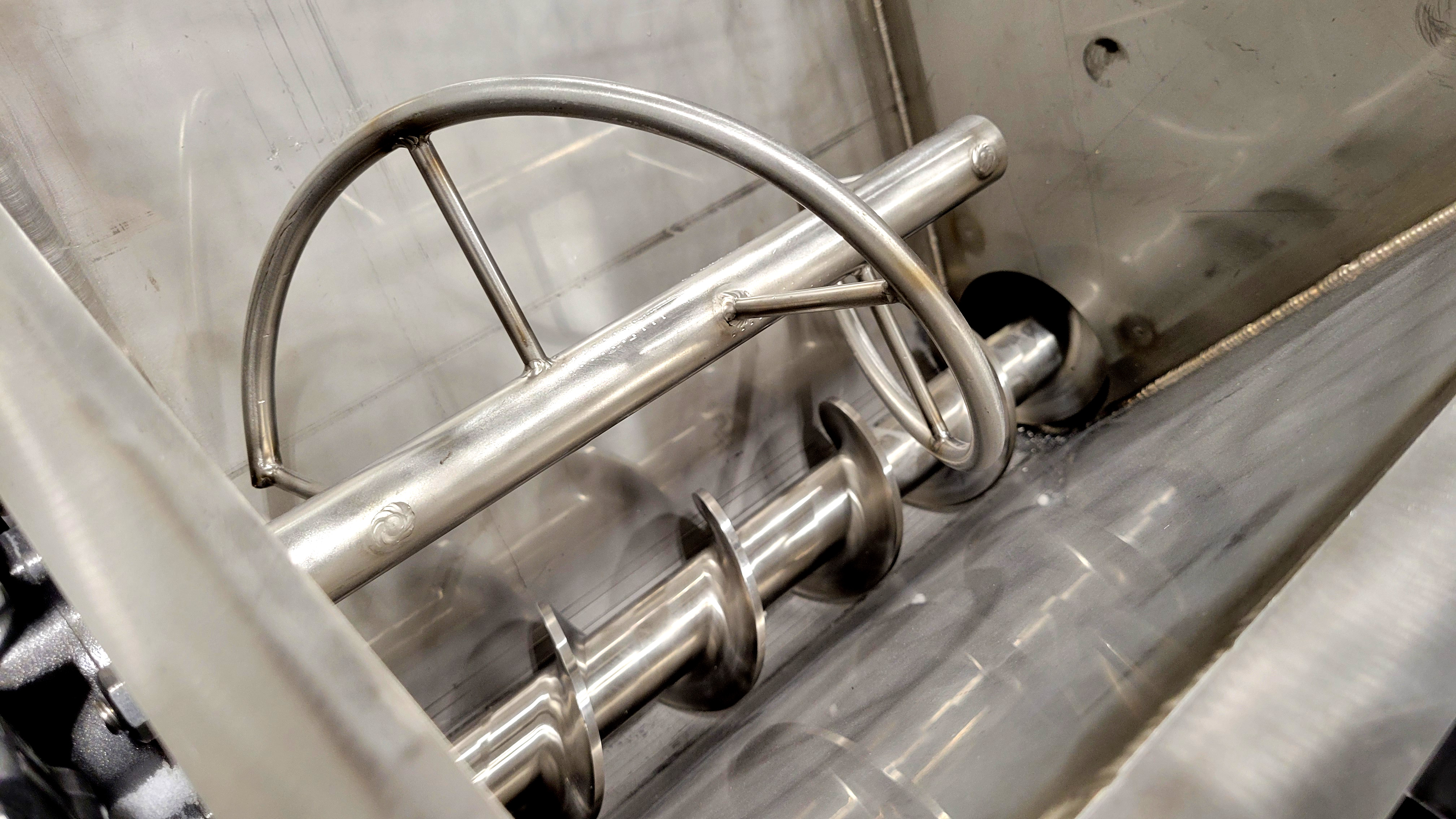 A U-through feeder with agitator